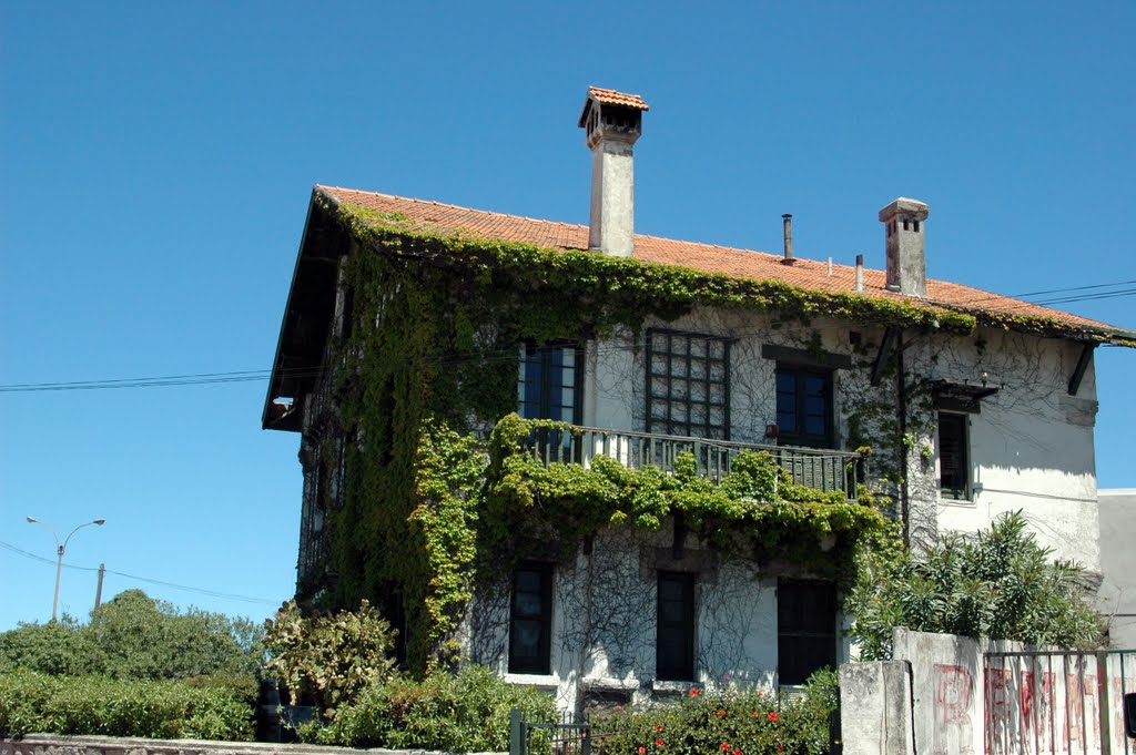 Casa de Carrasco vista desde Calle Av. Alfredo Arocena by servicioti