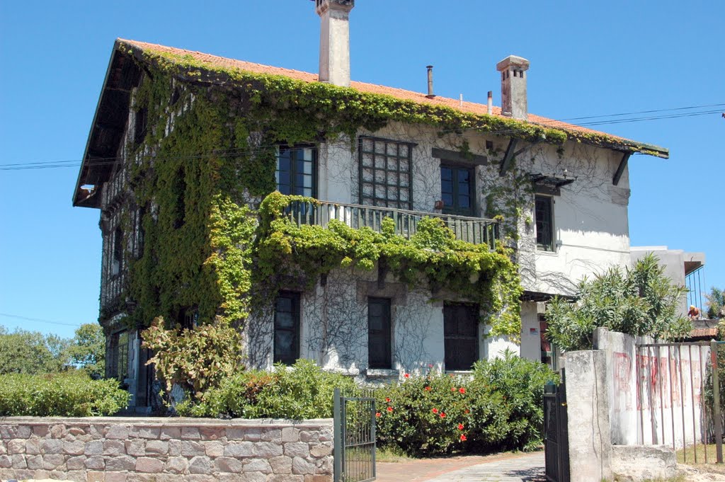 Casa de Carrasco vista desde Calle Av. Alfredo Arocena by servicioti