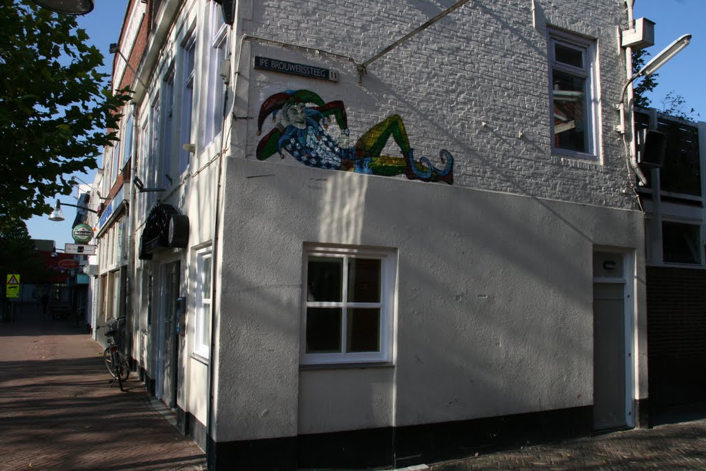 Harlekijn aan de muur geschilderd; Ipe Brouwersteeg hoek Ruiterkwartier, Leeuwarden. by Carl030nl