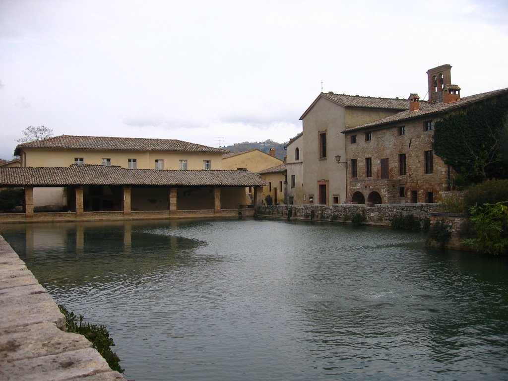 Bagno Vignoni, la loggia e la cappella si santa Caterina. by Roberto Donà