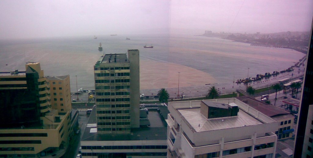 Valparaíso y barro durante la lluvia by gavila