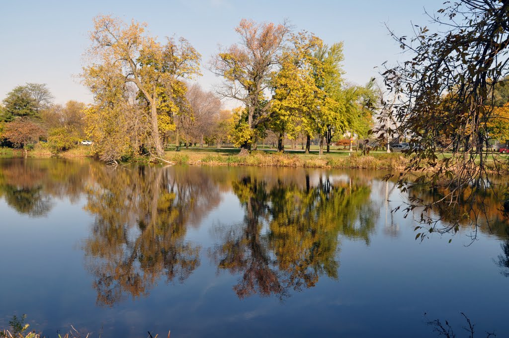 Hyde Park - Washington Park - Autumn reflection by Antoine Jasser