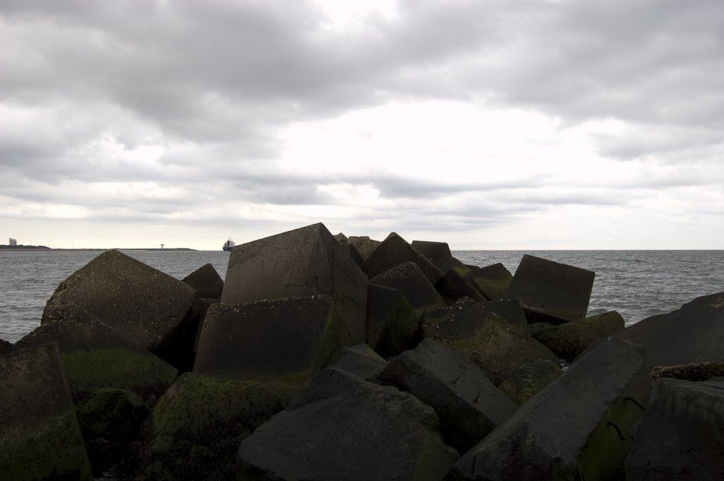 Basalt blokken aan het einde van de pier by mlobert