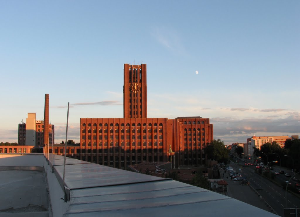 Blick vom Parkdeck: Ullsteinhaus, der Mond geht auf [HYPA.BE®LIN] by HYPA Berlin