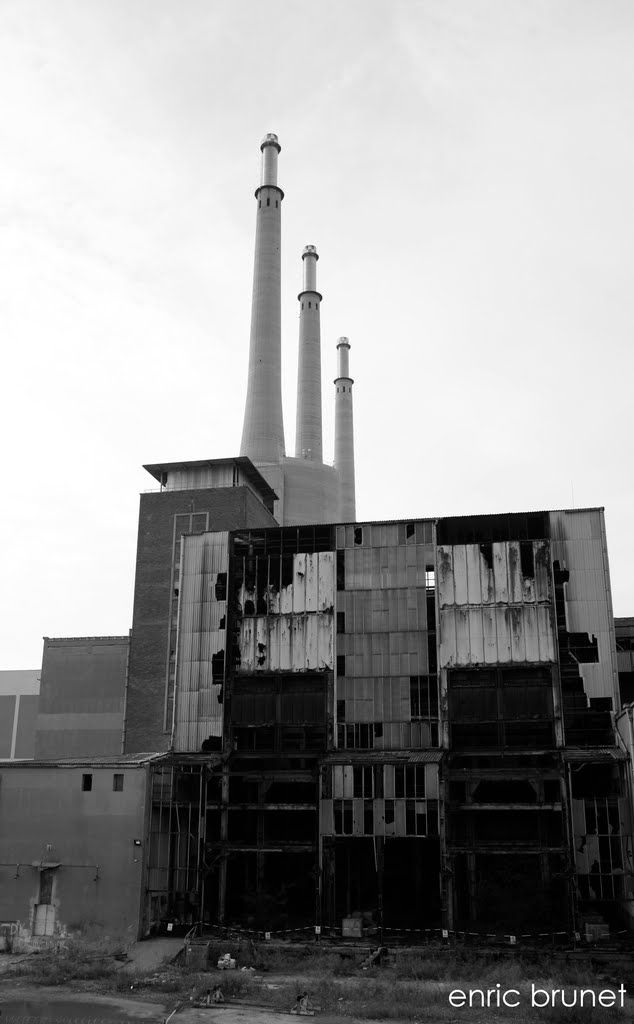 Central tèrmica del Besós (1970-2007) by enric brunet