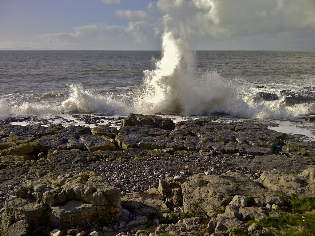 High tide at Rest Bay, Porthcawl by Ibshadow