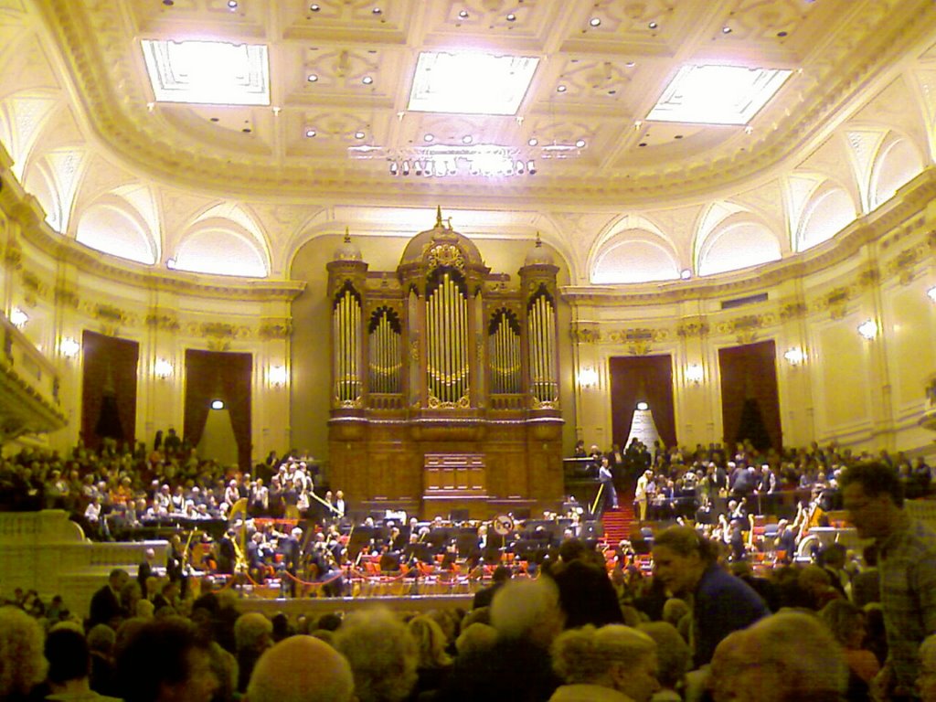 Het concert gebouw van binnen by avaassen