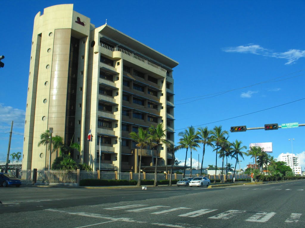 EDIFICIO ELEON GIMENEZ. by Carlos M. Pascual