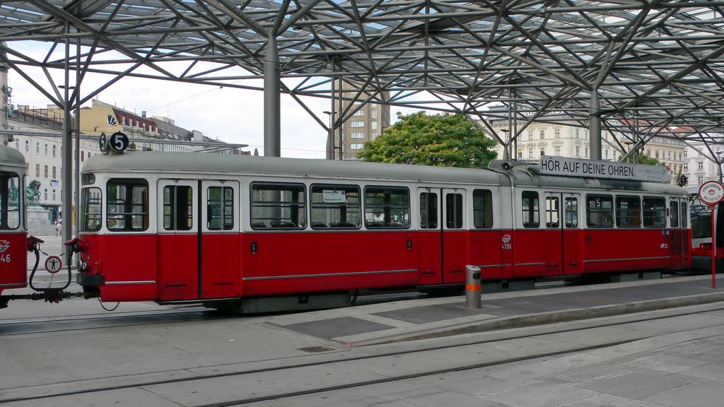 Linie 5 am Praterstern in Wien, 07.07.2010 by Milsper