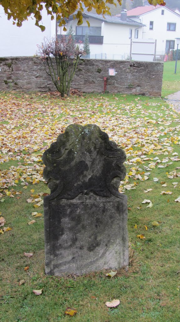 Grabstein im Kirchhof von Vielbrunn by Manfred Watzke