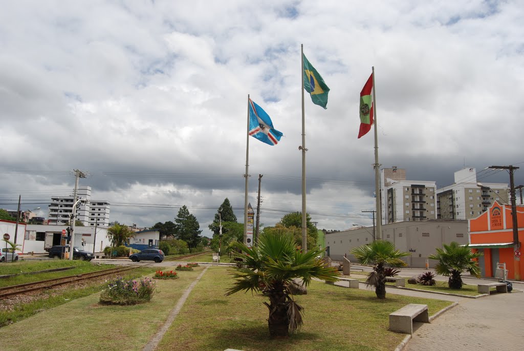 PRAÇA AO LADO DA FERROVIA by Marlon Antonelli