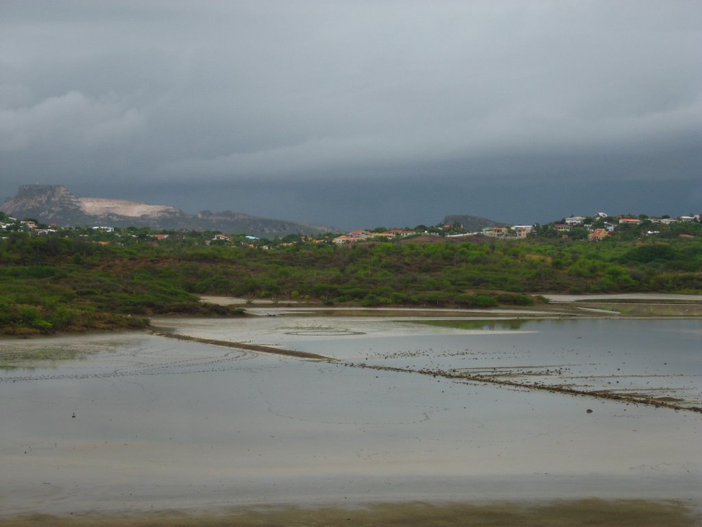 Lagun di Jan Thiel en Tafelberg in dreigend weer. by Feika