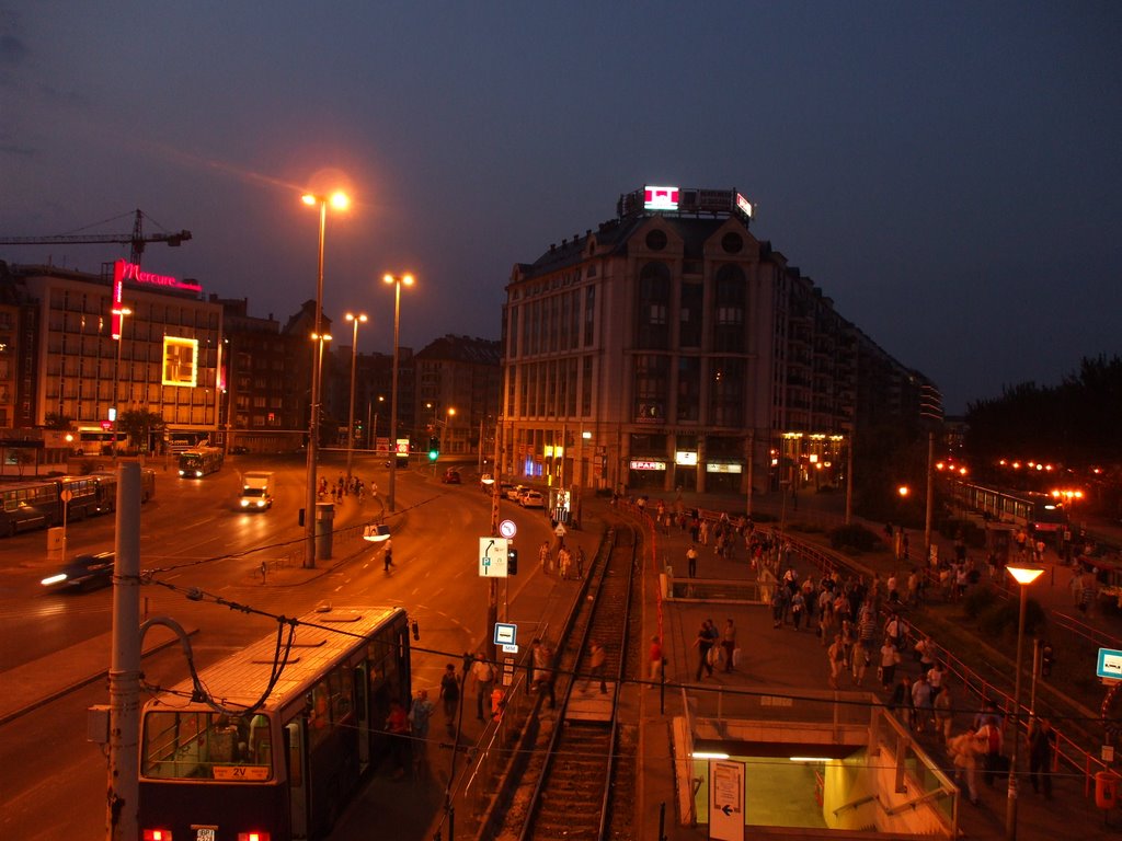 Piazza Boráros, ore 5 a.m. by aless.simeone