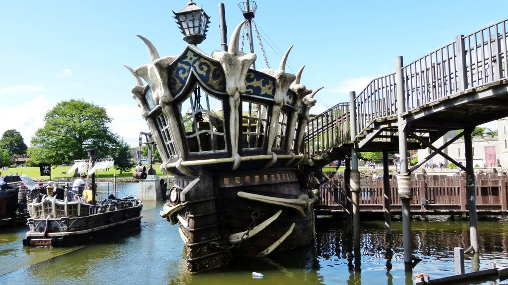 Alton Towers, Pirates Ships, Summer 2011 by Si-UK