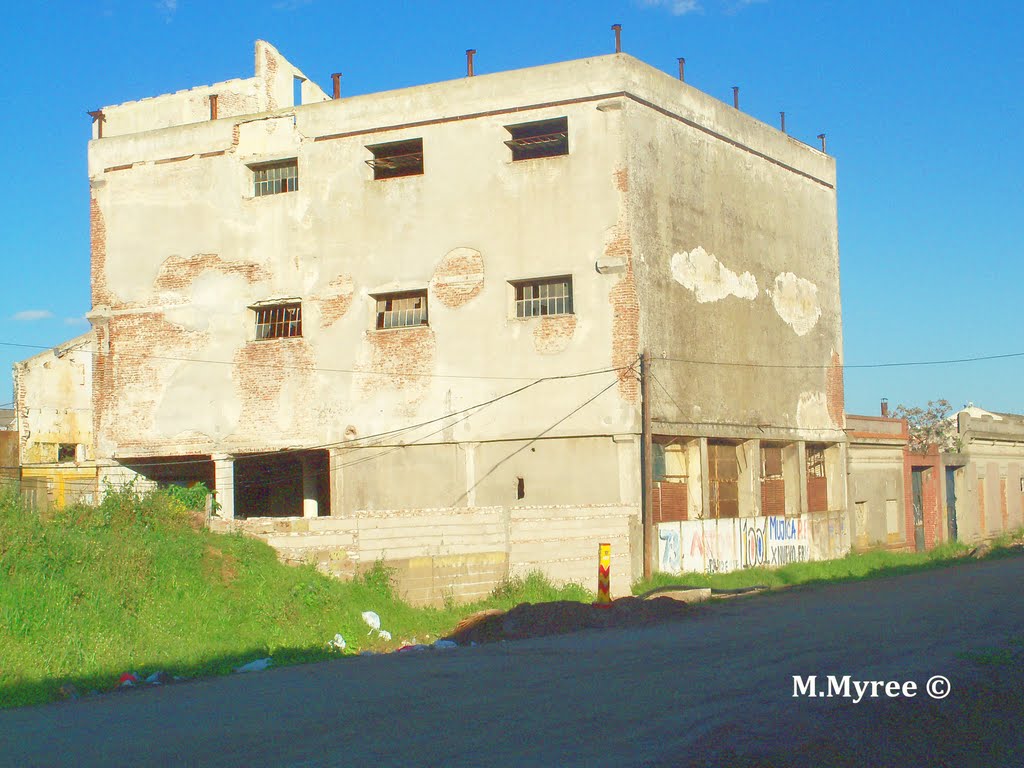 Edificios abandonados por Nuevo Paris. by Marcos Myree