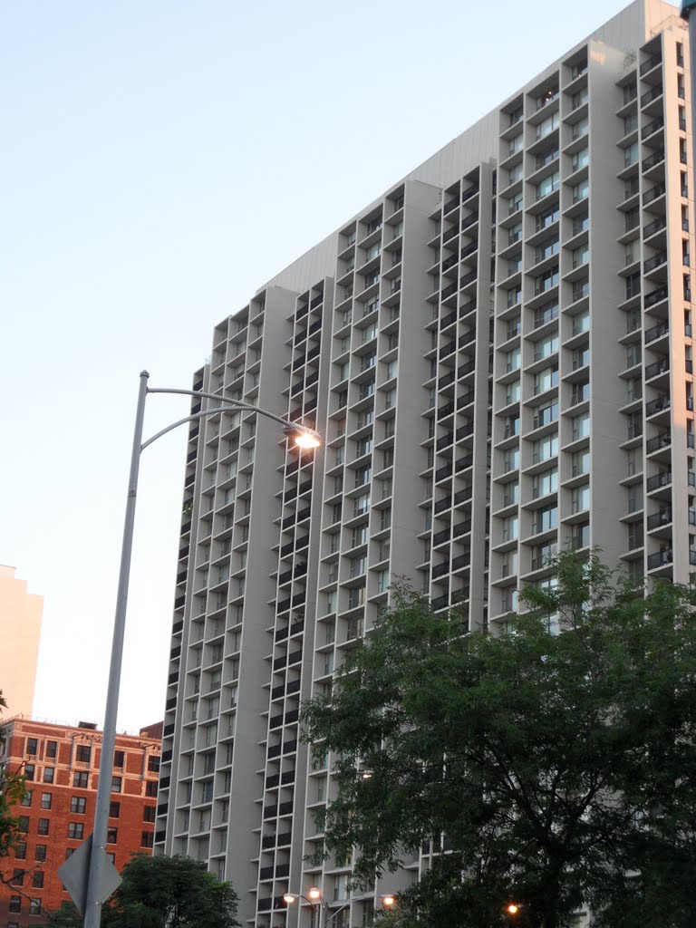 Apartment block at North Lake Shore Drive / West Melrose Street by IngolfBLN