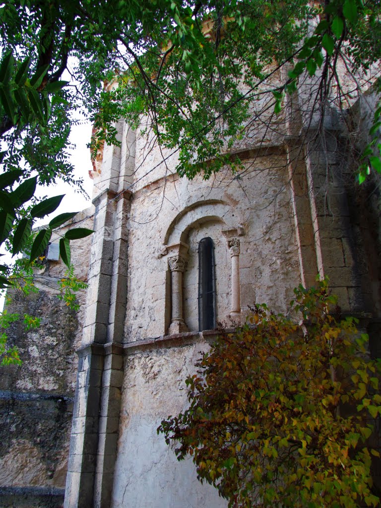 Abside de la Iglesia de Pecharromán. Segovia. by Valentín Enrique