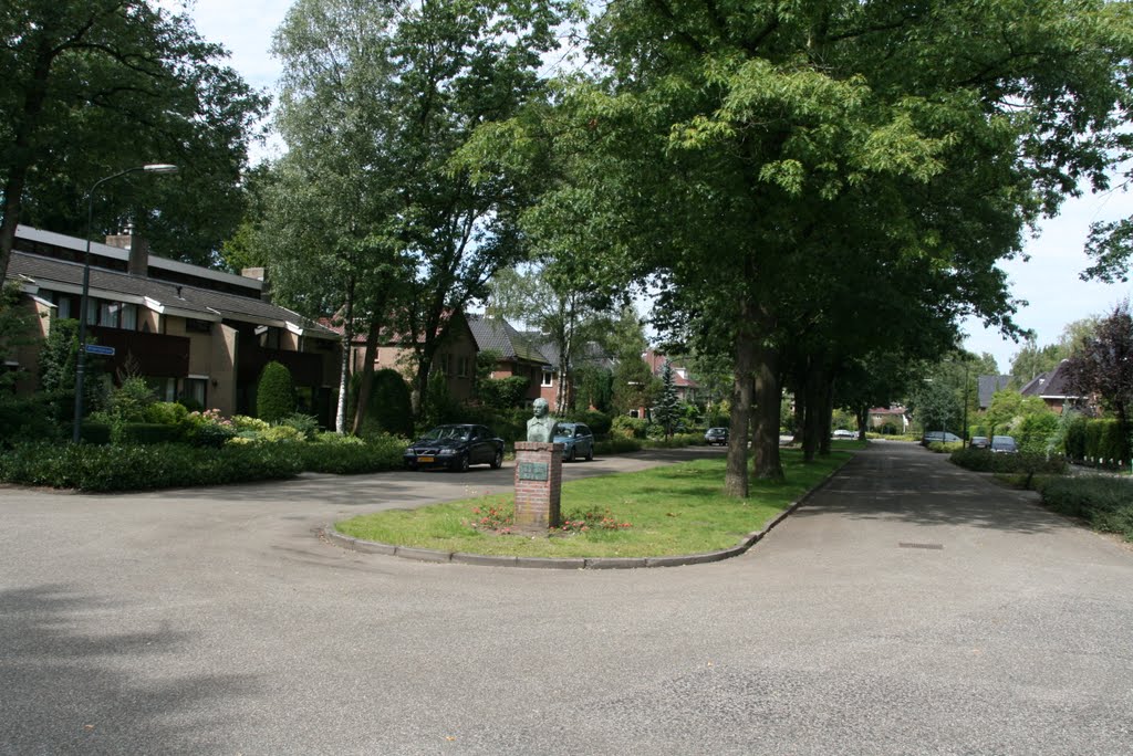 Vondel aan de kop van de Bilderdijklaan, Apeldoorn. by Carl030nl