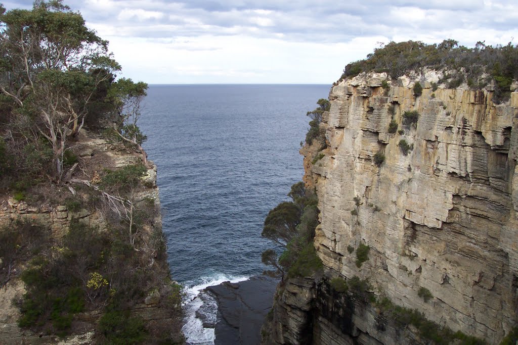 The Devils Kitchen, Eaglehawk Neck,Tasmania by Stuart Smith