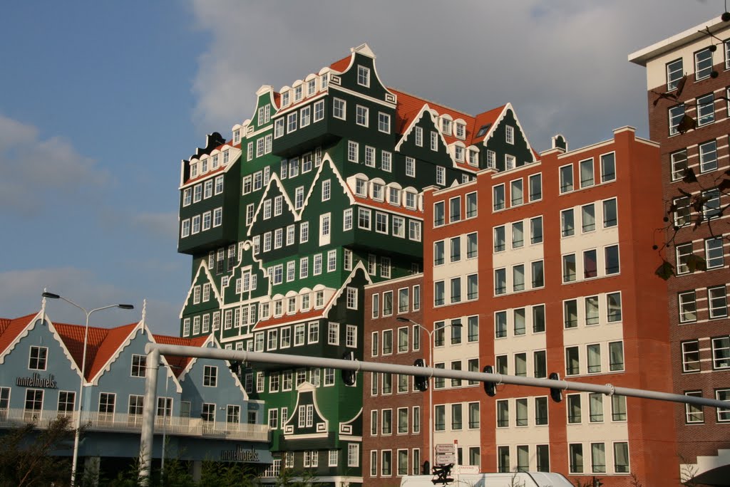 CK Hotel vanaf de Provincialeweg, Zaandam. by Carl030nl