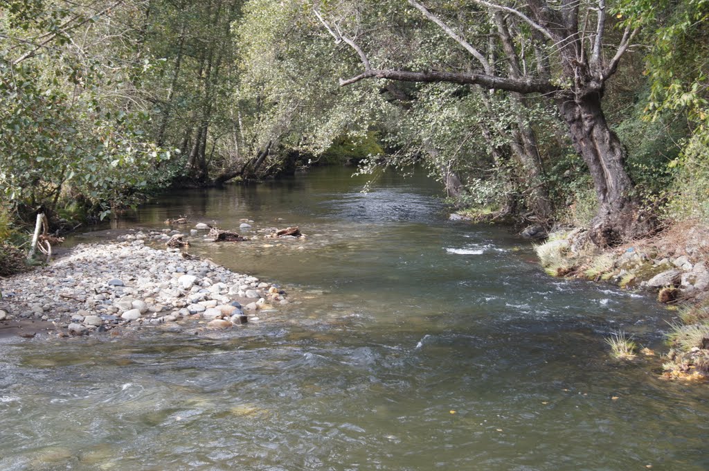 Central hidroeléctrica del río Cabrera en Puente de Domingo Flórez. by Hikergoer