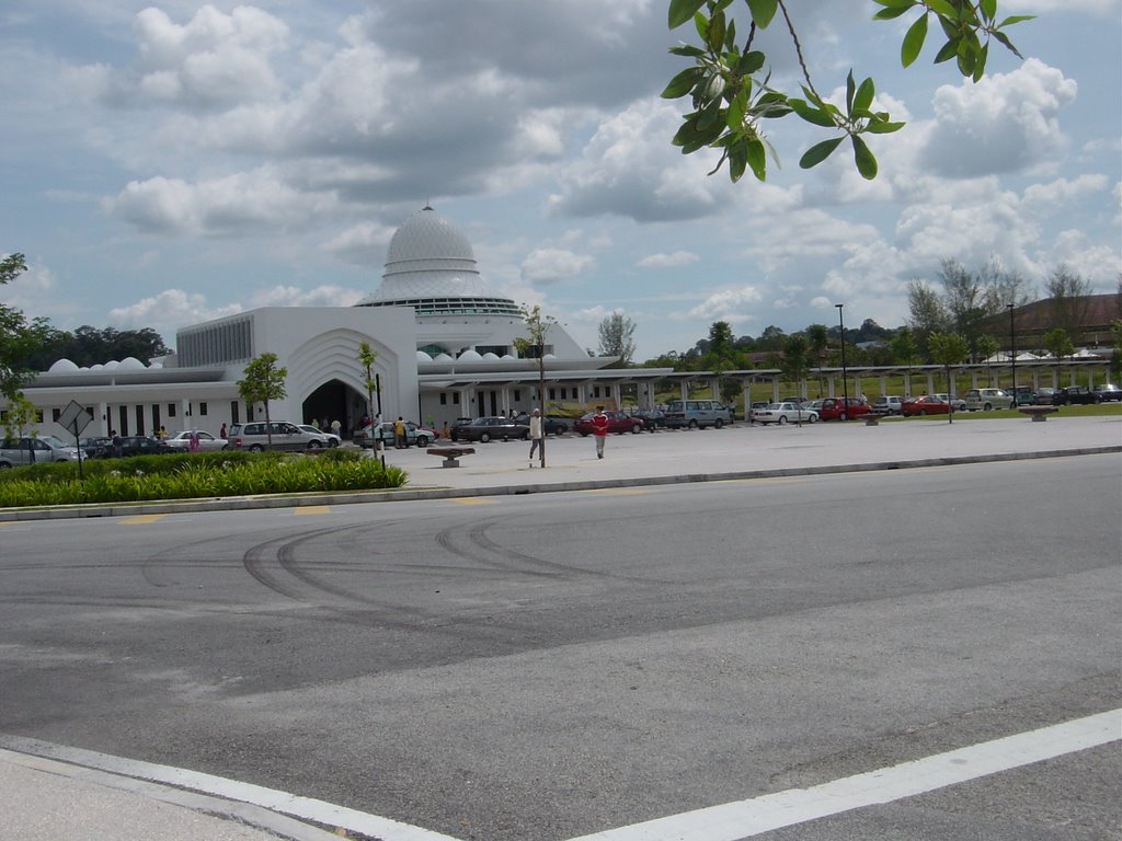 Universiti Teknologi Petronas Mosque by kmyusof