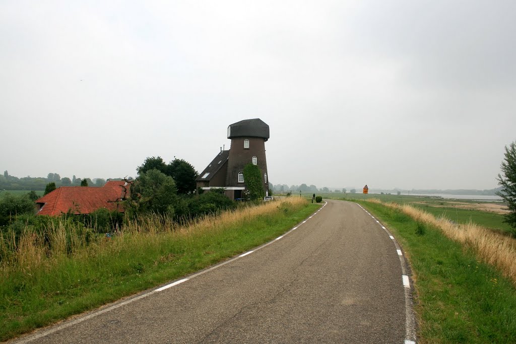 Herwijnen - Waaldijk: Molenromp by Scholte