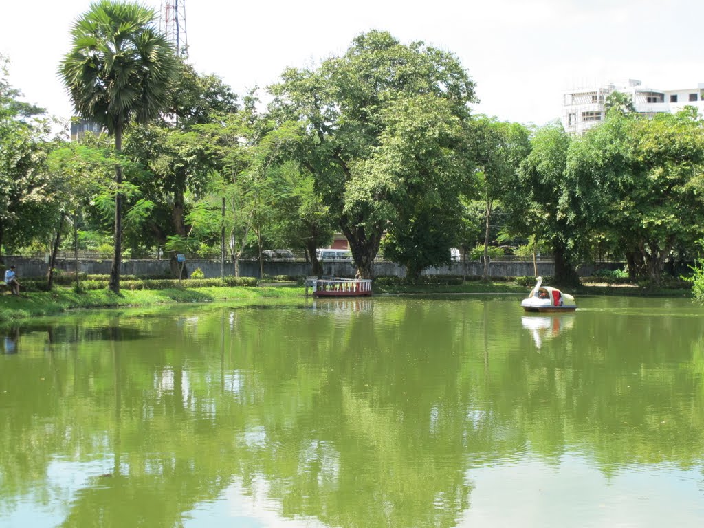 Yangon Park cũng giống bên nhà... by Che Trung Hieu