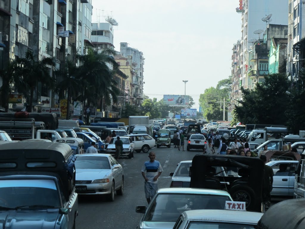 Busy Street in Yangon by Che Trung Hieu