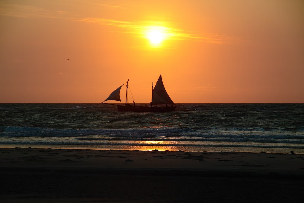 Voilier et coucher de soleil - Morondava by MING Sylvain