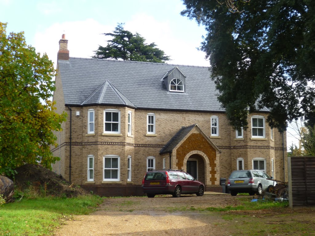 532. old looking new build house, london road, downham market, norfolk. nov. 2011. by Michael & Grace.