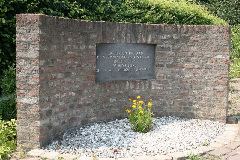 Oud Empel - Empelsedijk 19: Oorlogsmonument by Scholte