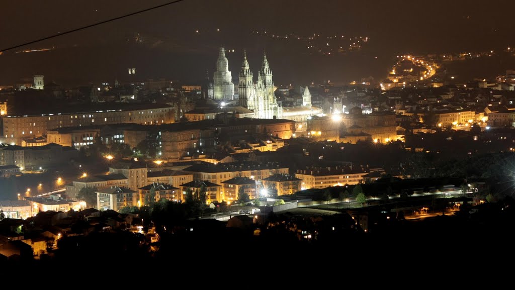 Vista de Santiago de Compostela desde O Pedroso by niteroi