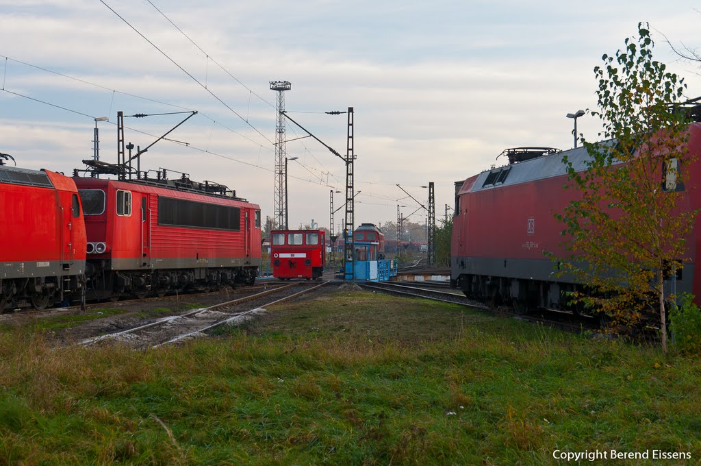 Der Drehscheibe von Eisenbahnwerk Leipzig II in Engelsdorf. Drehscheibe ist eine Installation, die innerhalb eines sehr begrenzte Schienenfahrzeuge oder Track austauschen kann gedreht werden kann. Drehscheibe besteht aus einer Runde Grube, mit eine Drehbrücke, die eine mehrere Tracks herstellen kann. Ein video auf http://www.youtube.com/watch?v=sDM8z8aumVQ&authuser=0 by Berend-Jan Eissens