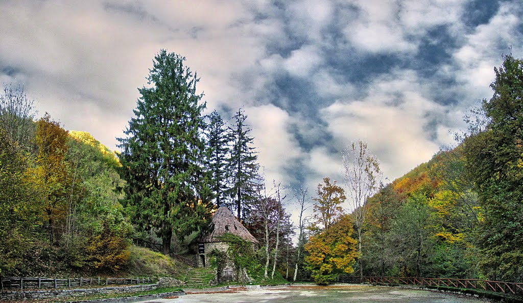 Le Piastre (Pistoia) - La ghiacciaia "Della Madonnina" by giovaf