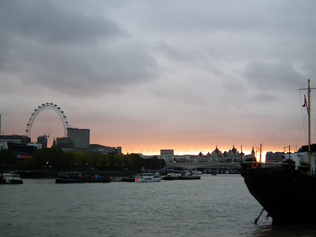 River Thames at sunset by Dorit Yannai