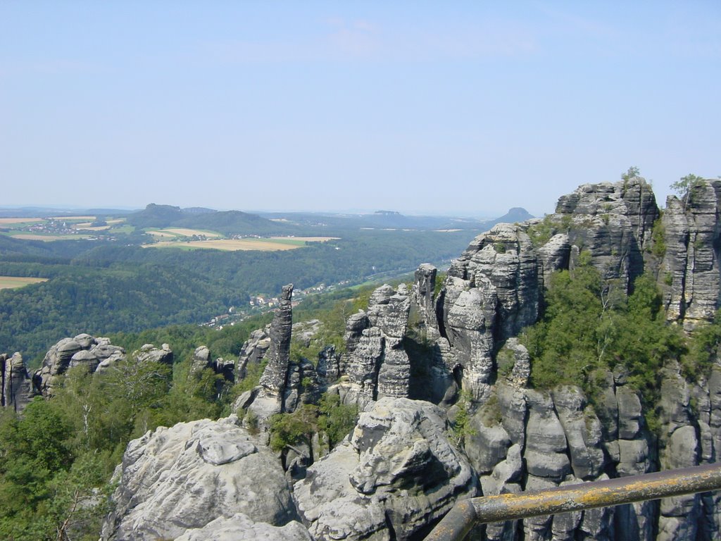 Schrammstein-Aussicht - Blick nach Bad Schandau 31.07.2004 by Karl-Heinz Näther