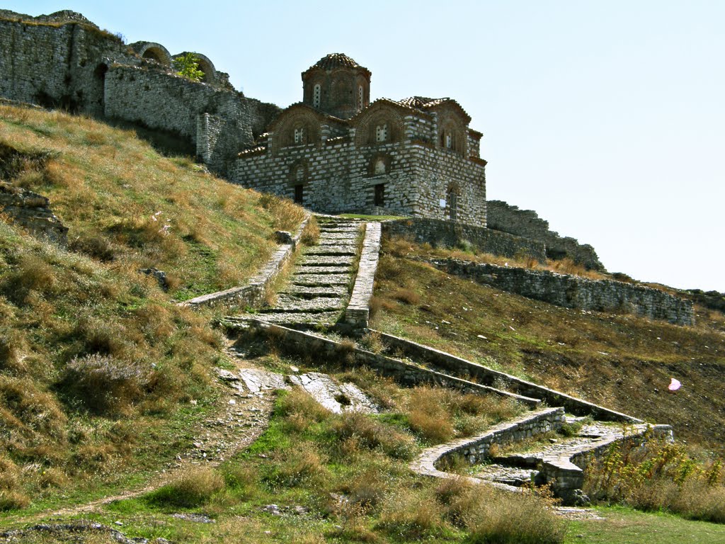 Albania - Berat: Në kështjellë ... by Giorgos Rodinos