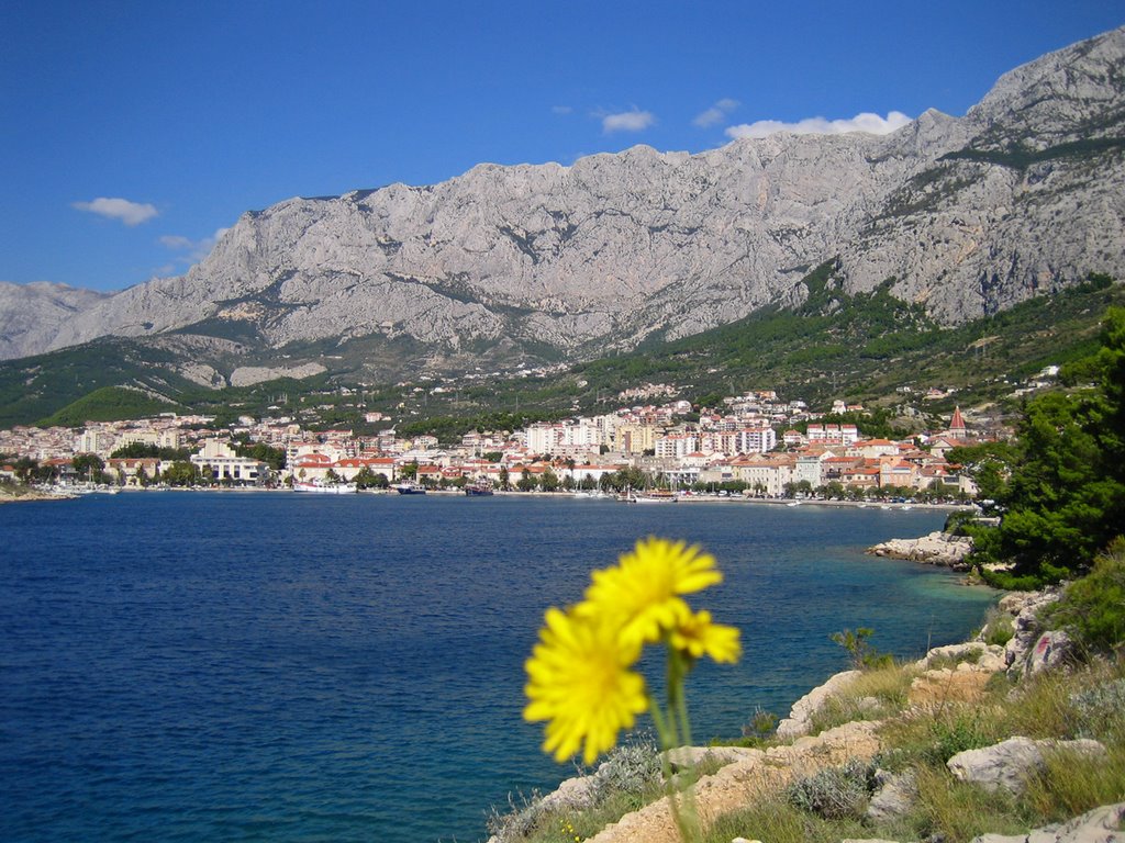 Makarska-Beautiful town of 14,000 people (Sept/15/07) by Nikbrovnik