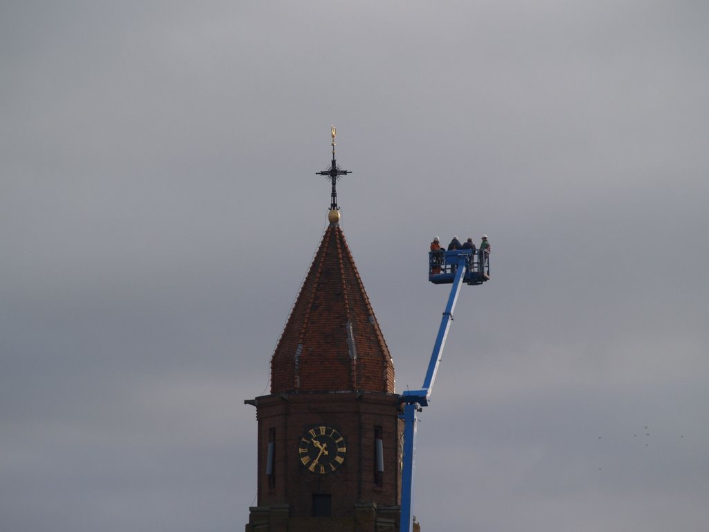 Helm op! Ook op de hoogwerker!(?) by Wim Constant