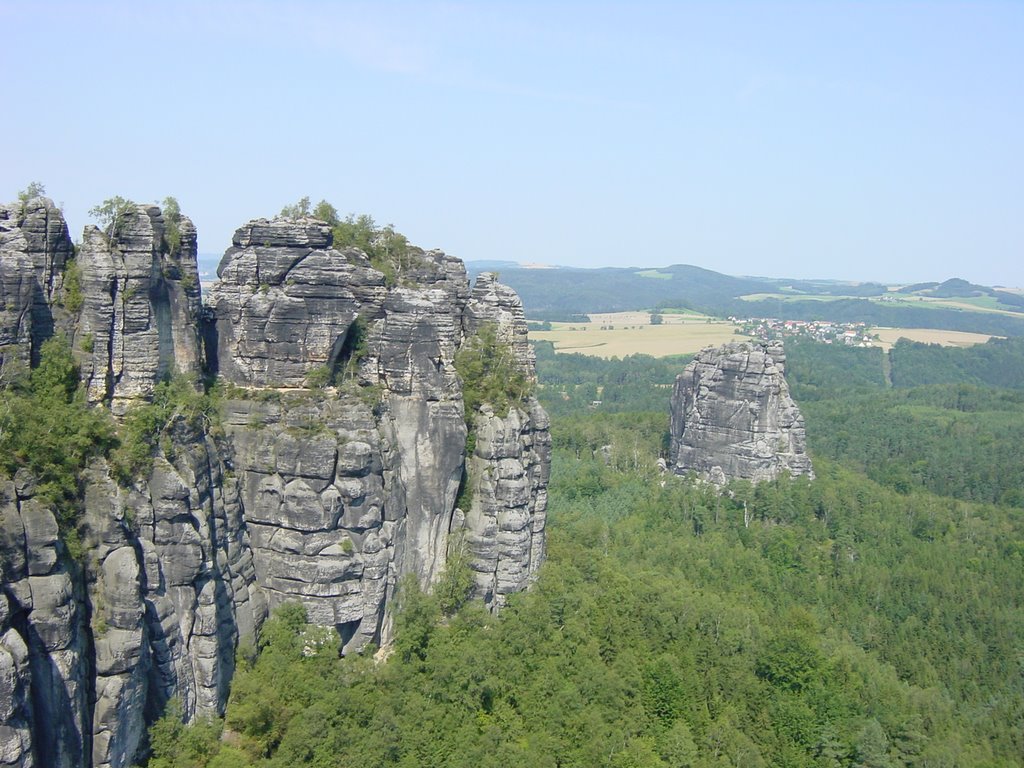 Schrammstein-Aussicht - Blick zum Falkenstein 31.07.2004 by Karl-Heinz Näther