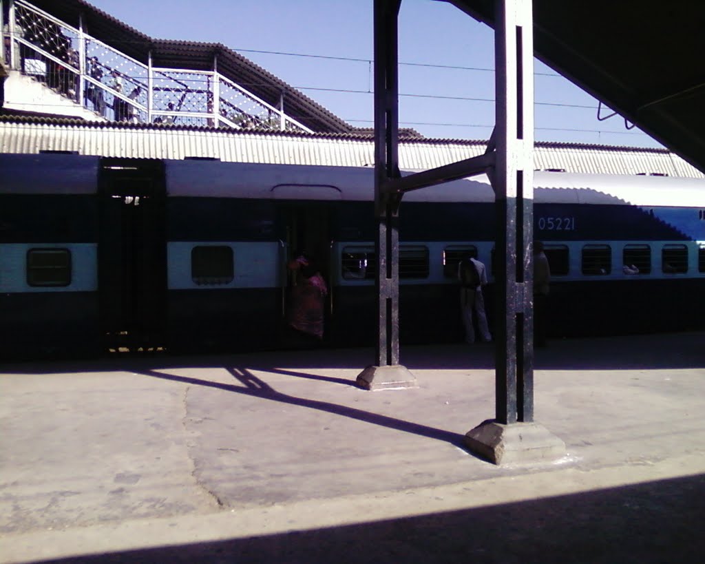 Train on platform 4 by Venugopal, new delhi