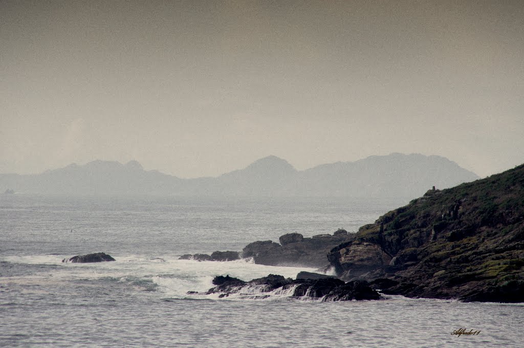 El sol no había nacido todavía. Hubiera sido imposible distinguir el mar del cielo, excepto por los mil pliegues ligeros de las ondas que le hacían semejarse a una tela arrugada. by Alfredo Caldevilla