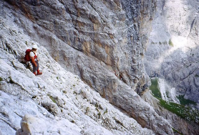 FERRATA ROGHEL- e Cengia Gabriella - dal Rif Berti al Rif. Carducci- 27 ripida discesa - il rif. Carducci è .. abbastanza vicino by ▬  Mauro Antonini ▬