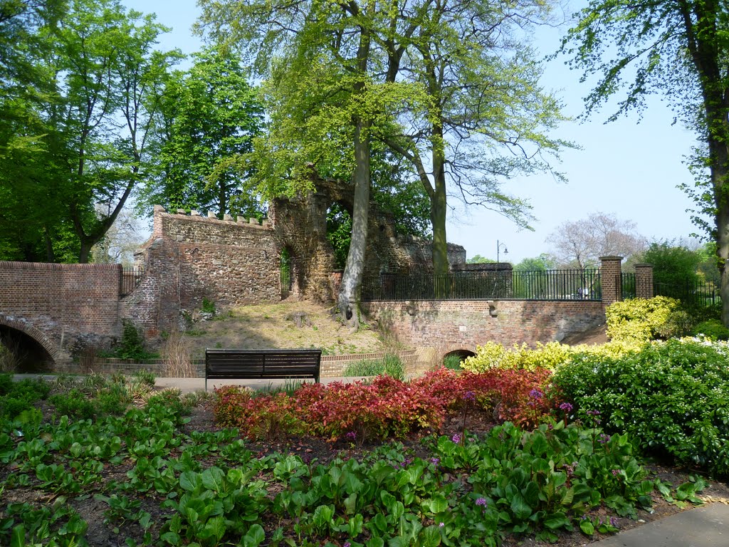 540. part of town wall, the walks, kings lynn, norfolk. nov.2011. by Michael & Grace.