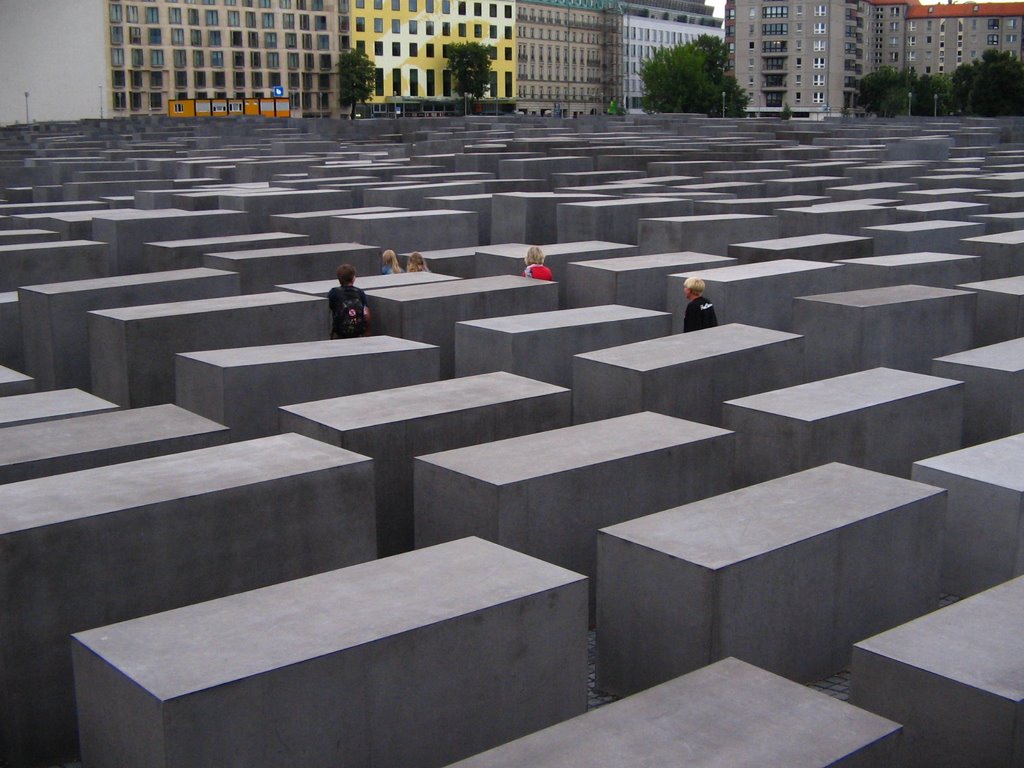 Monumento ao Holocaustro by Tadeu Liesenfeld