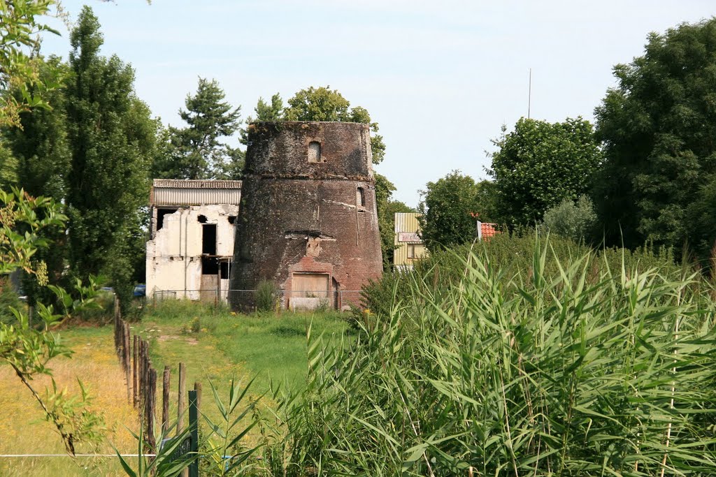 Waspik - Benedenkerkstraat 77 : restant molen "de Hoop" by Scholte