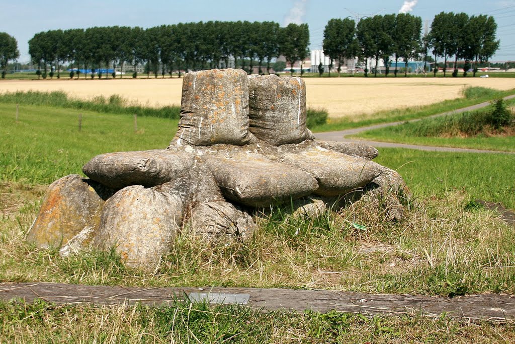 Raamsdonksveer - Kloosterweg : De laatste zandzakken van de oostelijke Dongedijk by Scholte