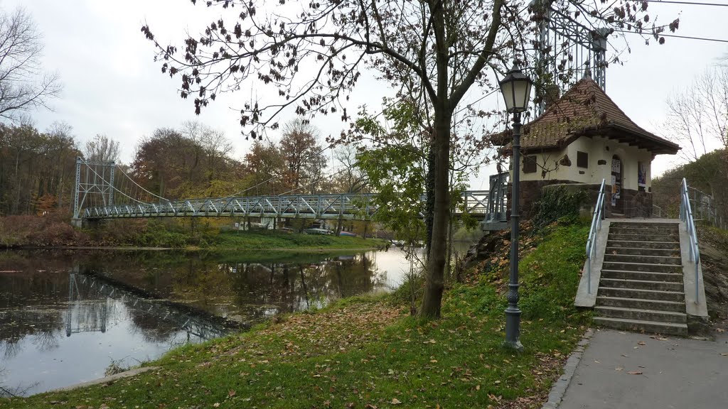 Grimma, die Hängebrücke unter der Gattersburg by KADIBILD