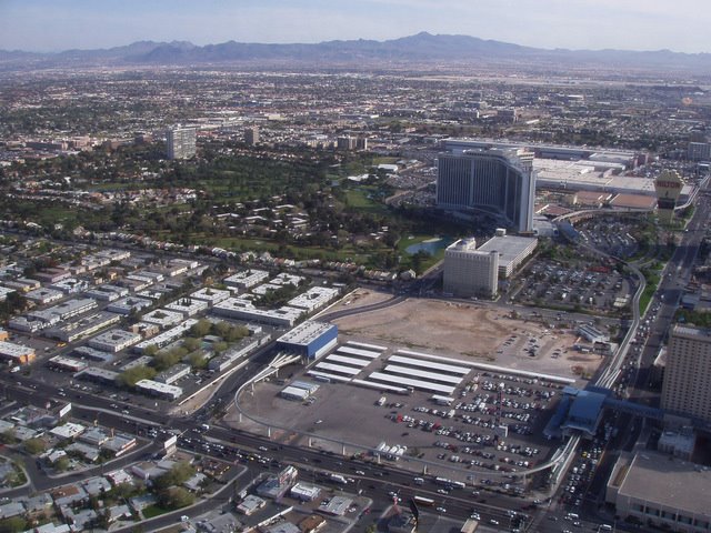 296 Las Vegas, Blick vom Stratosphere Tower zum Las Vegas Hilton und Las Vegas Country Club by Daniel Meyer